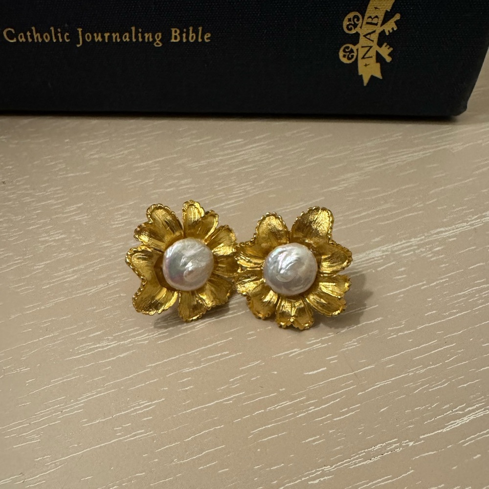 Susan Shaw Merigold Earrings- pearl Studs